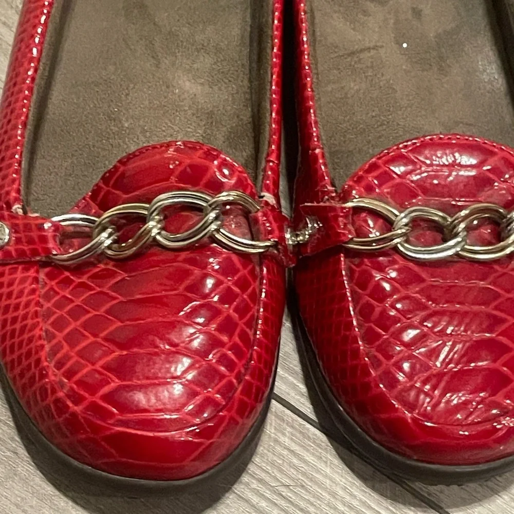 Vionic Red Patent Leather Lizard Pattern Loafers Size 7